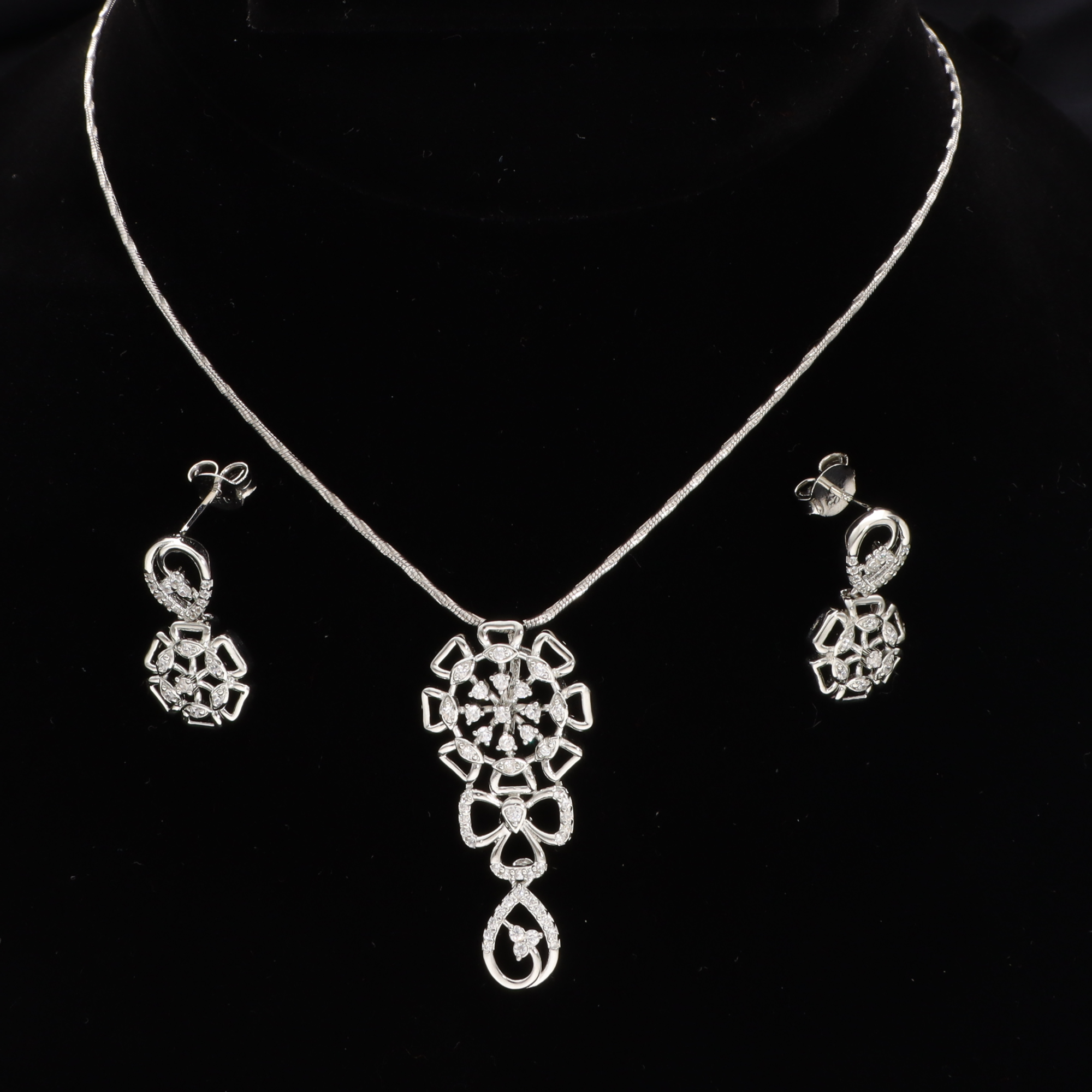 Silver Flower Pendent Set