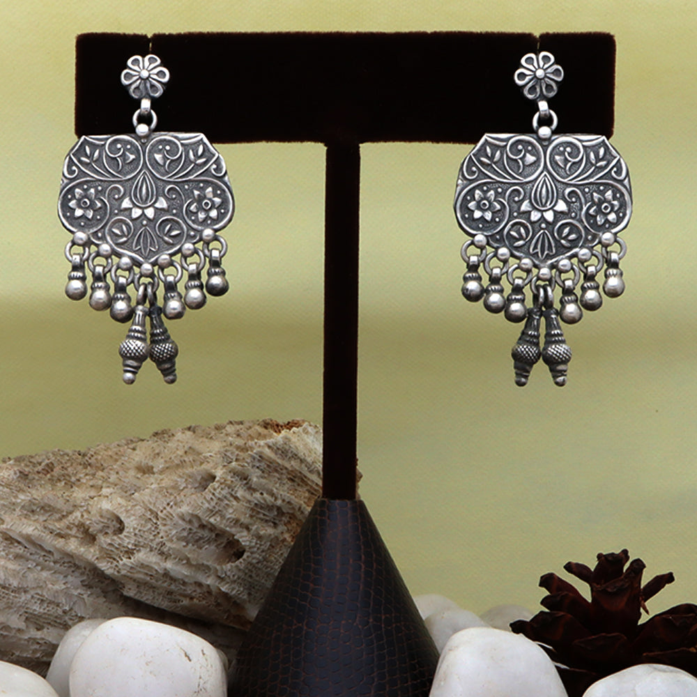 Beautiful filigree etched flat drop silverearrings with silver ball trinkets