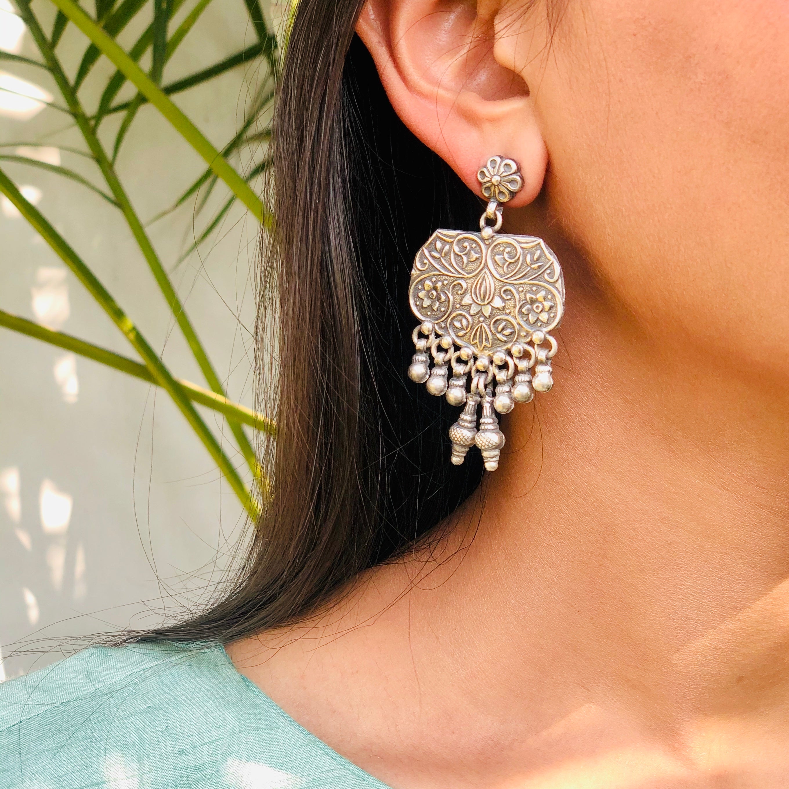 Beautiful filigree etched flat drop silverearrings with silver ball trinkets